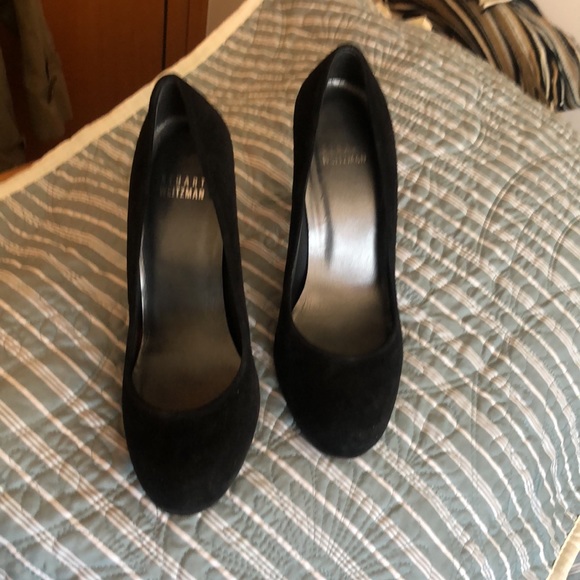 Stuart Weitzman. Round toe suede pump. - Picture 2 of 3
